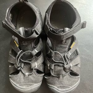 Childrens sz 4 black Keen sandals